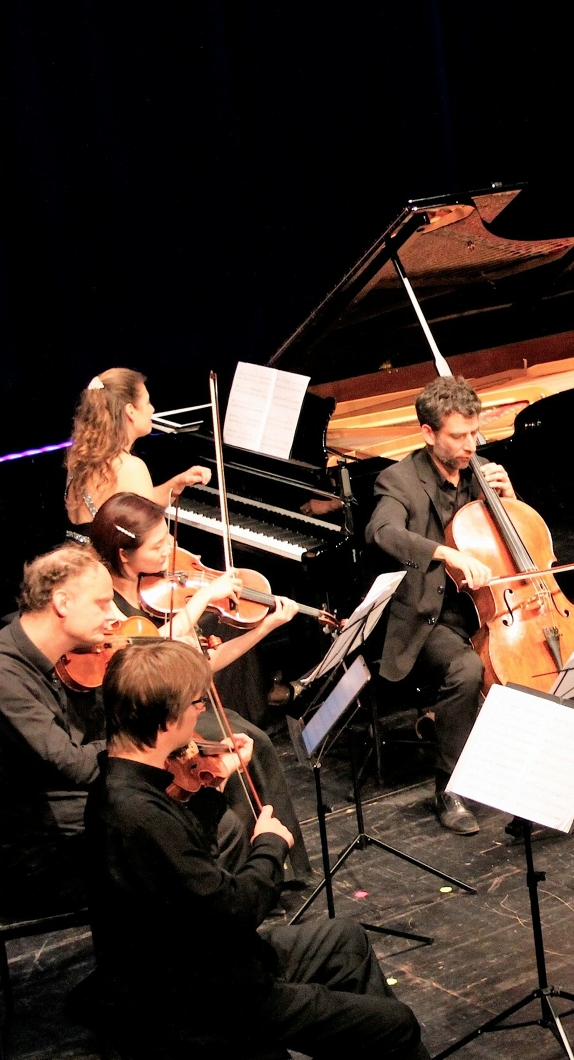 Orchester spielt auf der Bühne ©CLASSIXKempten