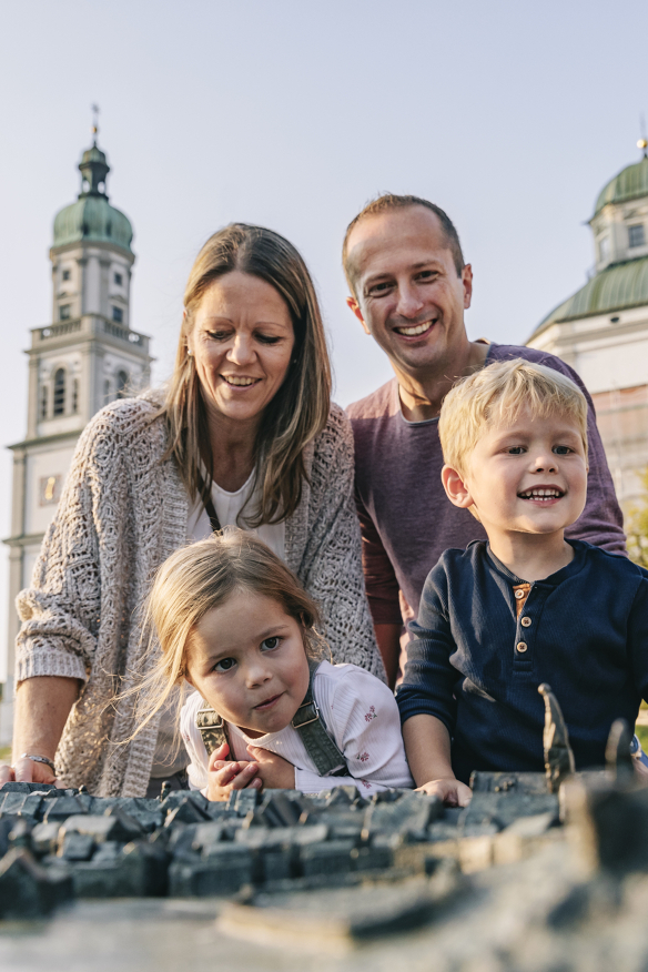 A family at the city relief on Hildegardplatz
