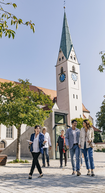 City tour group at the St.-Mang-Platz