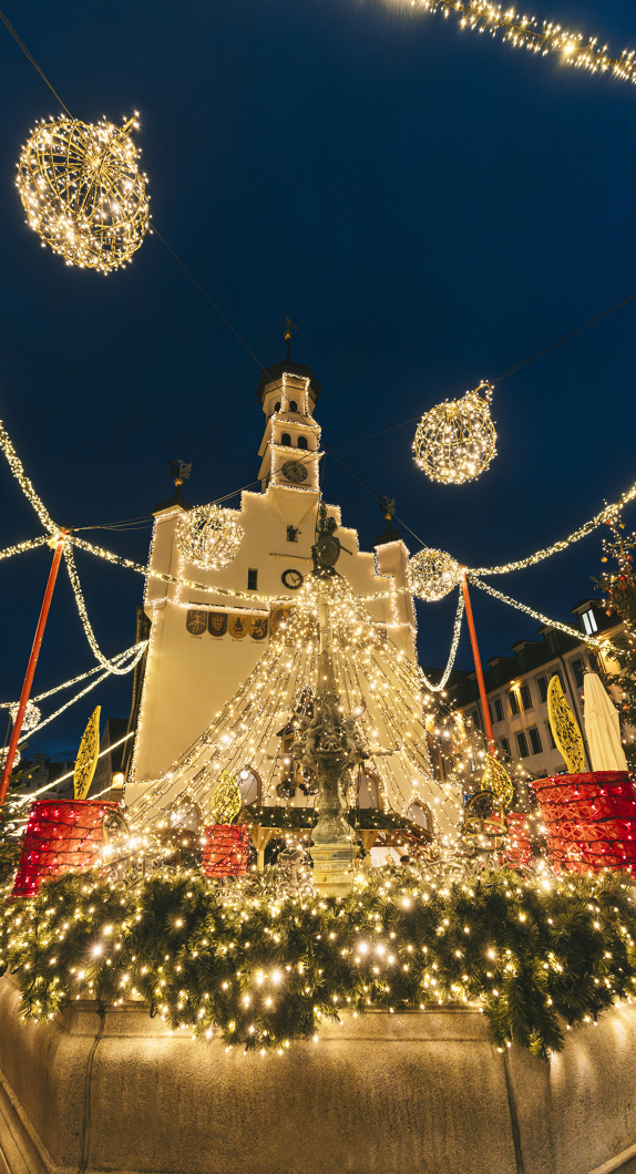 Geschmückter Brunnen auf dem Weihnachtsmarkt