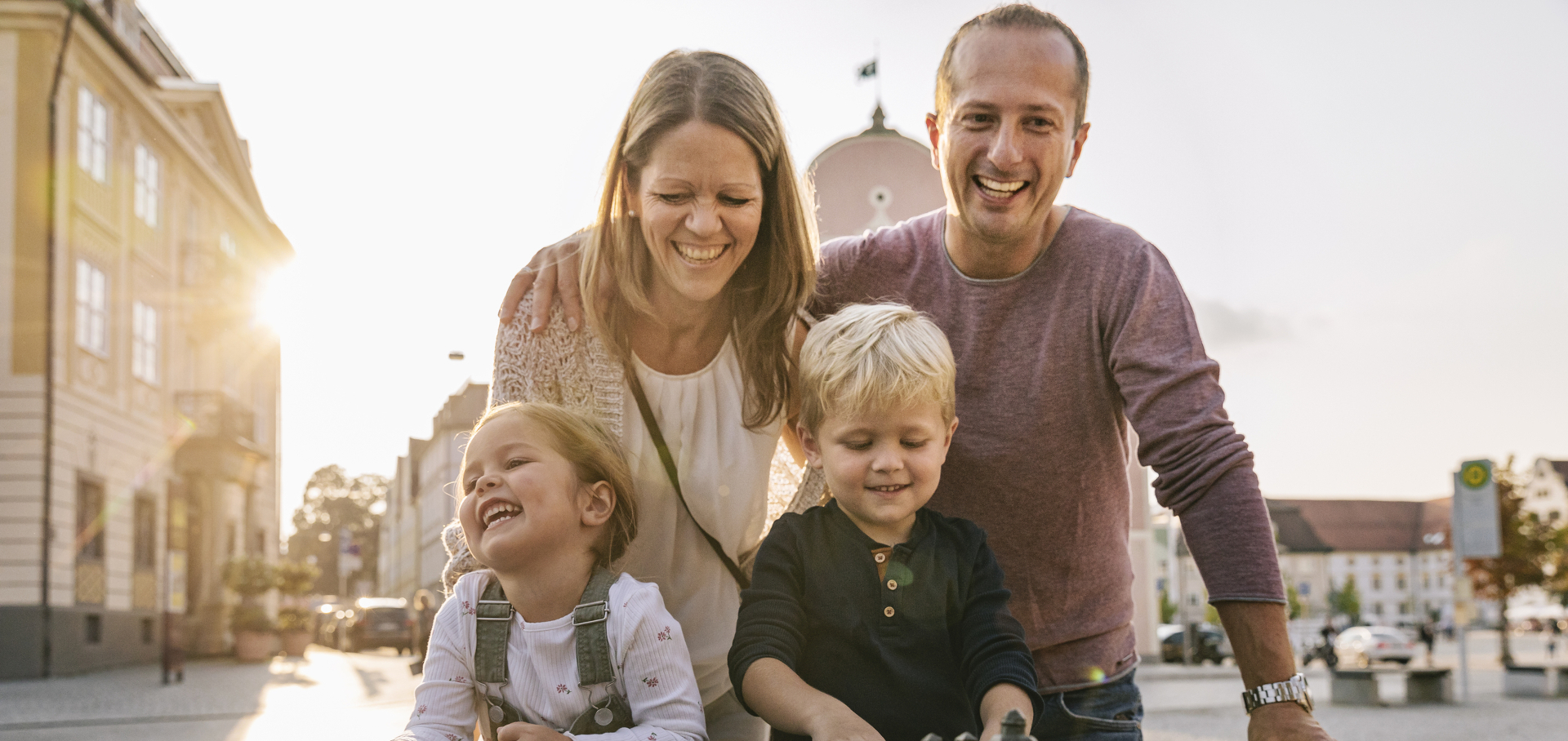 Eine lachende Familie beim Stadtrelief am Hildegardplatz