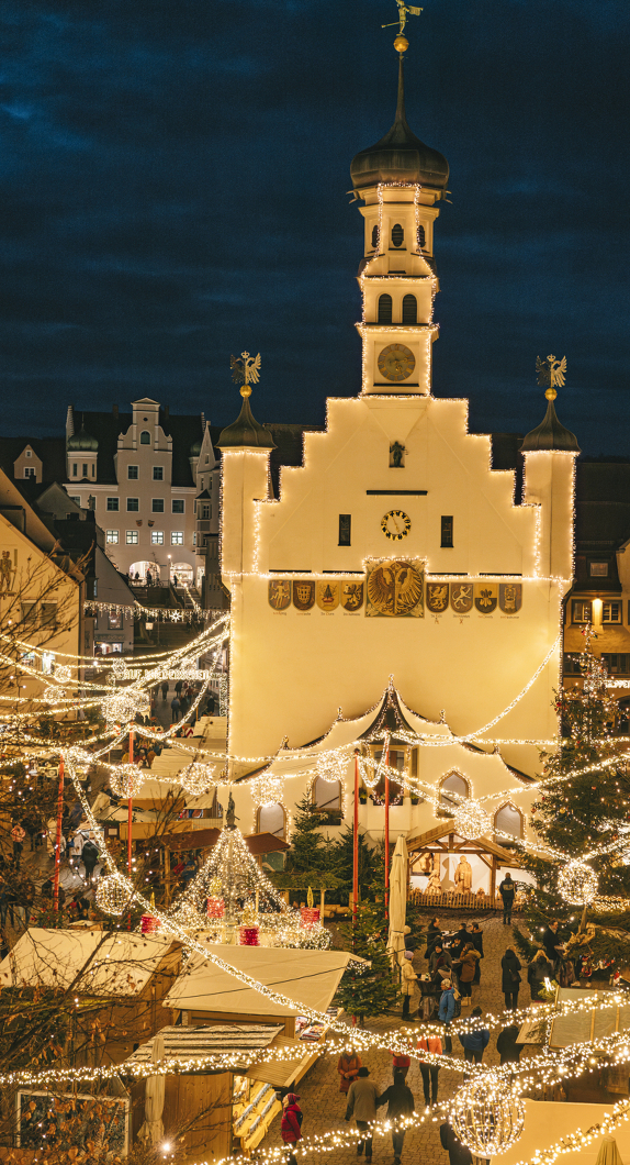 Weihnachtlich beleuchteter Rathausplatz