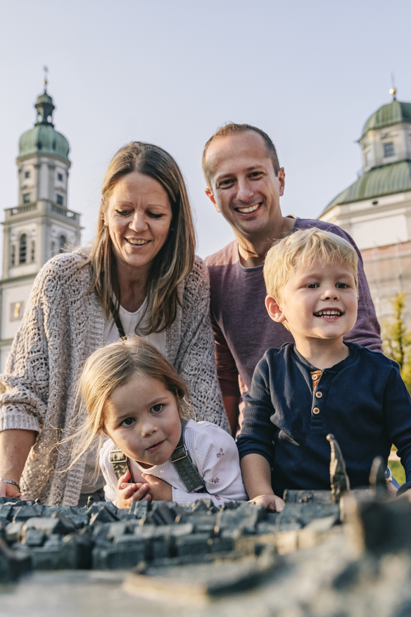 Eine Familie beim Stadtrelief auf dem Hildegardplatz