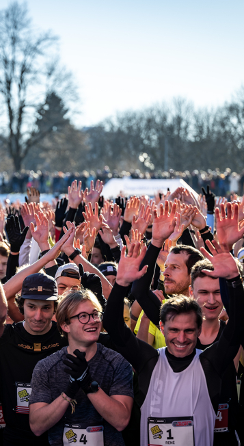 Jubelnde Menschen beim Start vom Silvesterlauf in Kempten