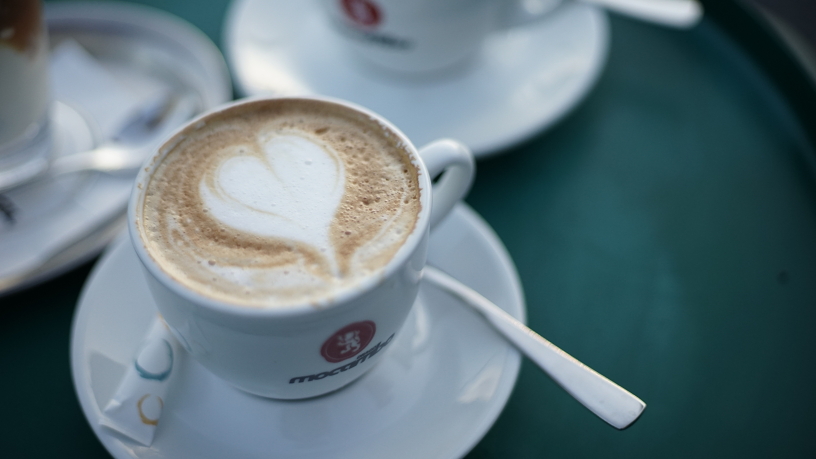 Kaffeetasse mit Milchschaum-Herz ©FIUME Sommerbar