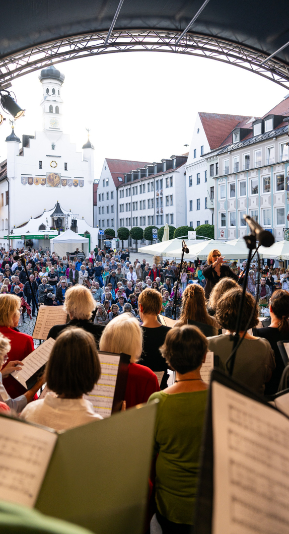 Chorauftritt vor dem Rathaus Kempten bei dem Tag der Chöre ©Niko Spettmann