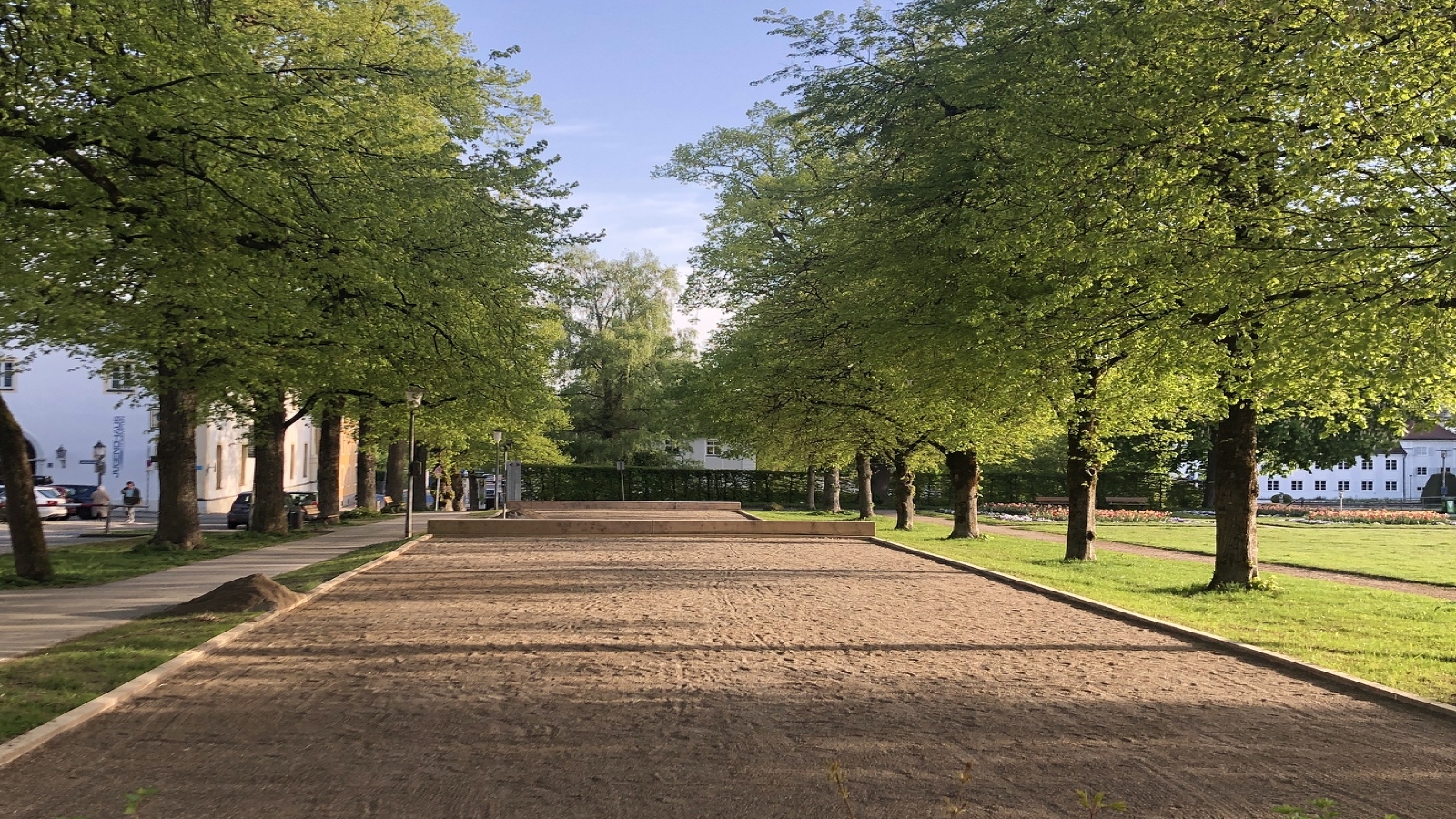 Boule-Anlage im Hofgarten bei blauem Himmel