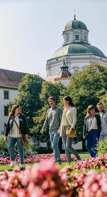 Reisegruppe bei Stadtführung im Hofgarten