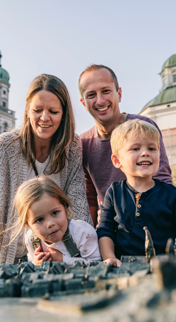 Junge Familie an Kemptens Stadtrelief