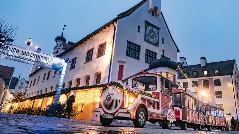 Kemptener Weihnachtsbähnle vor dem Rathaus