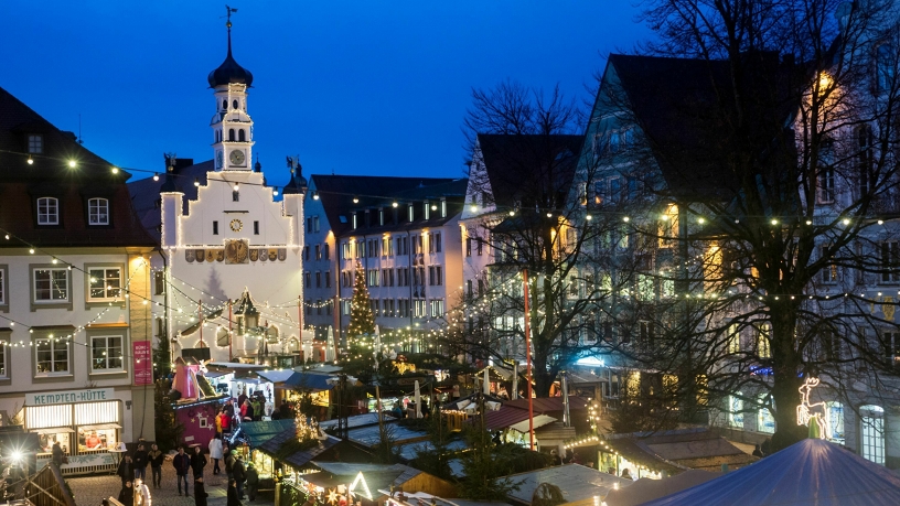 Blick auf den Rathausplatz Kempten mit Weihnachtsmarktbuden