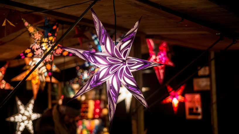 Schöne Adventssterne in einer Weihnachtsmarktbude