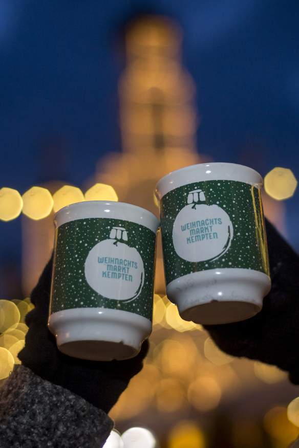 Glühweintassen auf dem Weihnachtsmarkt Kempten