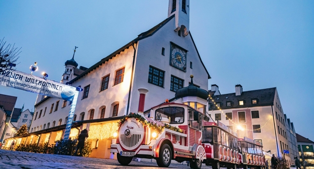 Bimmelbahn vor dem Rathaus in Kempten