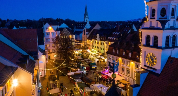 Blick von oben auf den Rathausplatz Kempten mit Weihnachtsmarkt