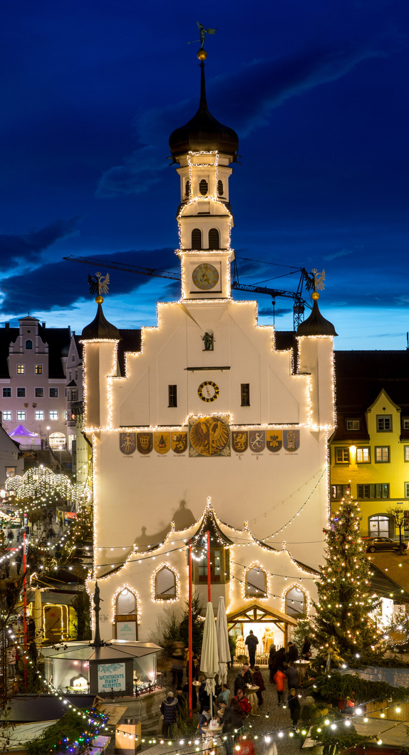 Rathausplatz in Kempten während dem Weihnachtsmarkt mit Lichtern am Abend