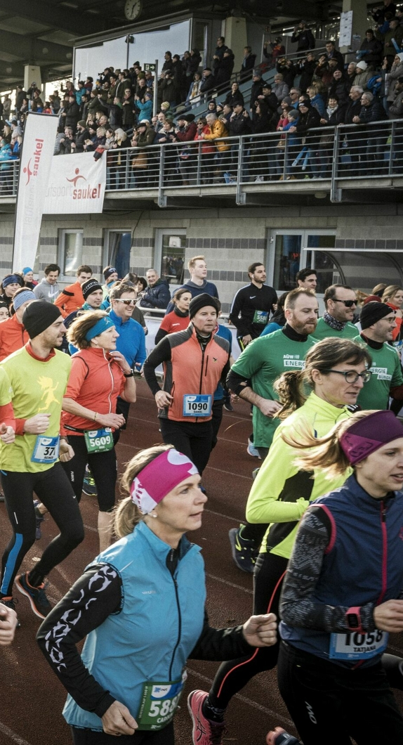 er Start vom Silvesterlauf, auf dem die Teilnehmer loslaufen