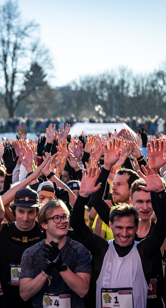 Jubelnde Teilnehmer im Start des Silvesterlaufes 2024