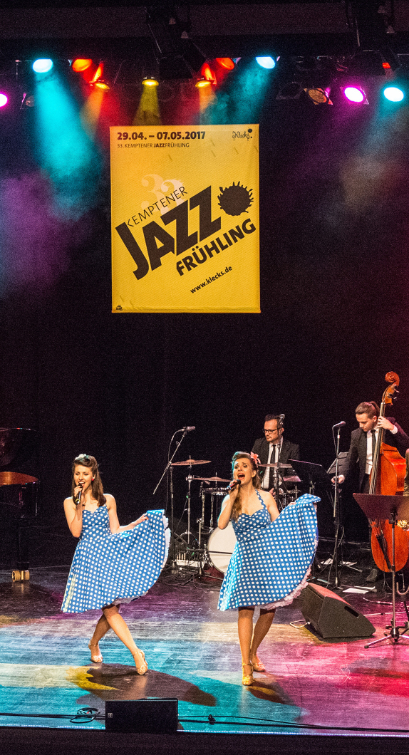 Bühnenauftritt von zwei Sängerinnen mit Band beim Kemptener Jazzfrühling