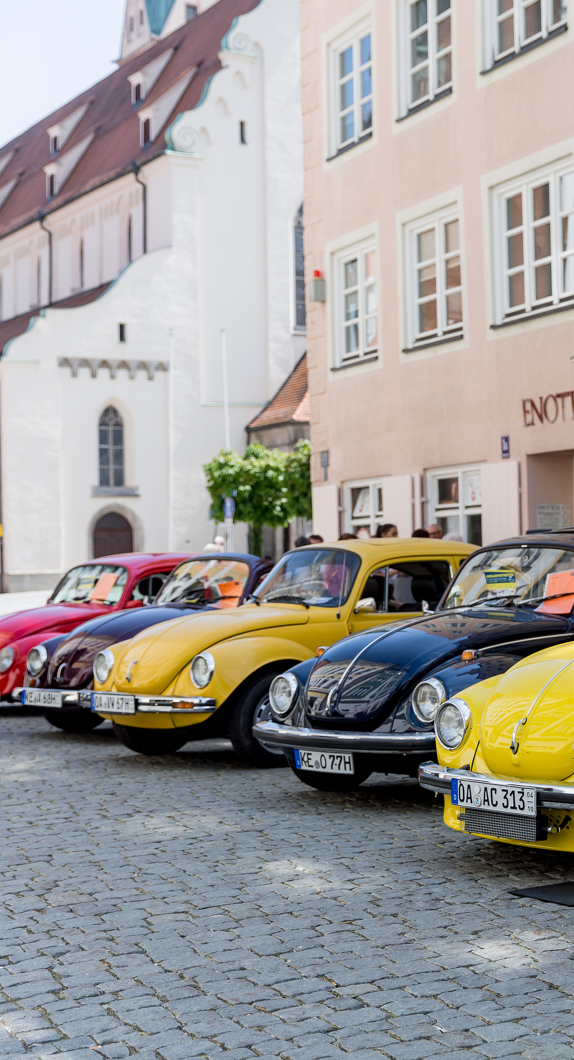 Blick in die Kemptener Altstadt mit Oldtimern auf den Straßen