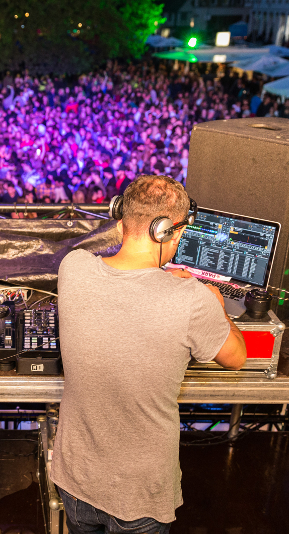 Dj spielt Musik auf dem Kemptener Stadtfest, die Menschenmenge tanzt