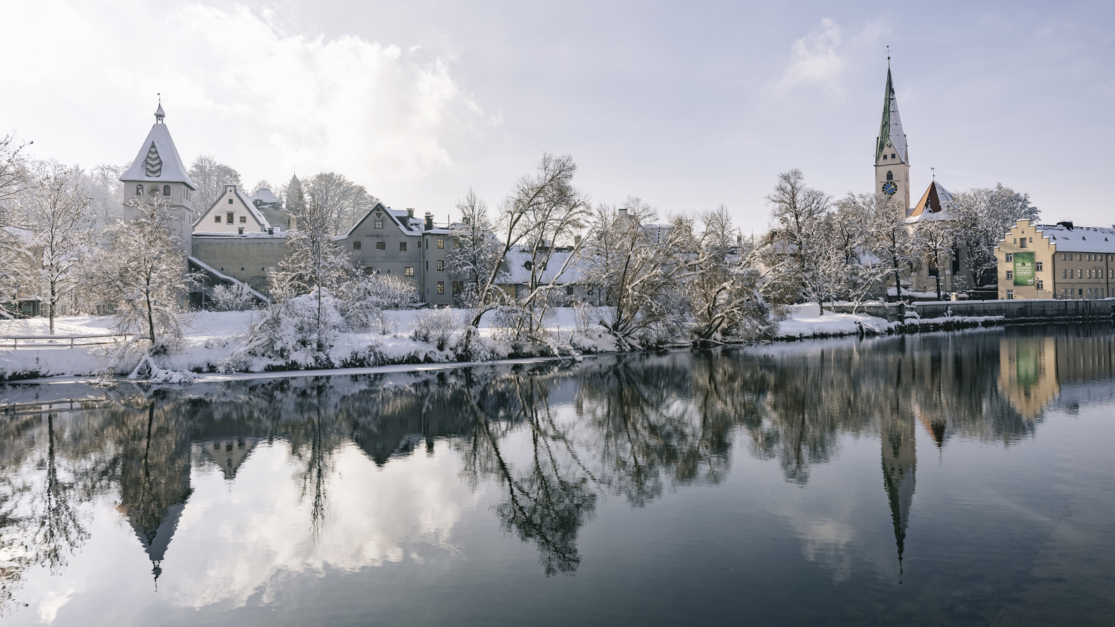 Blick auf das verschneite Illerufer in Kempten